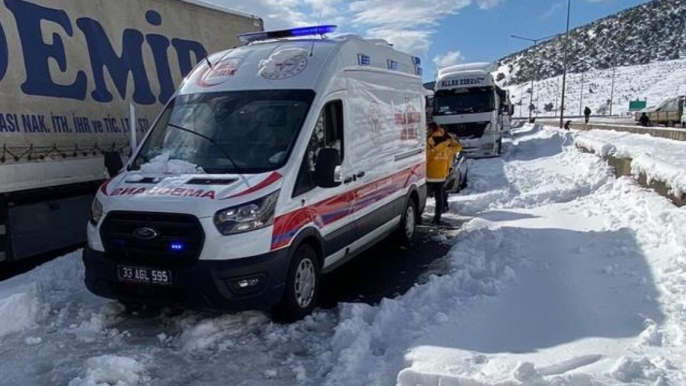 Son dakika haberleri | Ambulans helikopter, TAG Otoyolu'nda mahsur kalan hasta bebek için havalandı