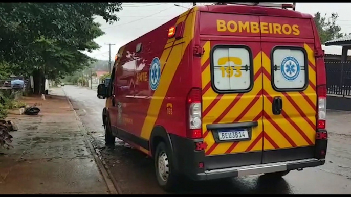 Bombeiros atendem vítima de queda no Bairro Interlagos, em Cascavel