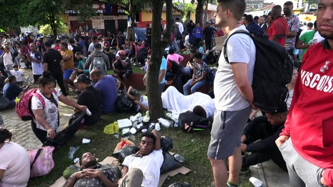 Caravana migrante en pausa a la espera de negociar con autoridades mexicanas