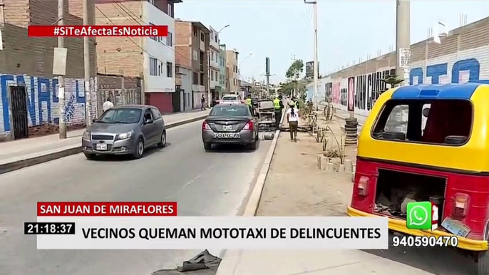 ¡Hartos de la delincuencia!: vecinos prenden fuego a mototaxi de ladrones en SJM