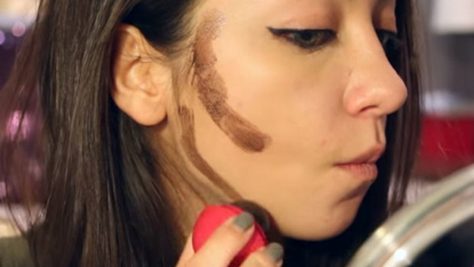 Dieses Mädchen hat einen genialen Tipp, um sich einen Contouring-Stift zu machen. So gelingt Euch jedes Contouring!