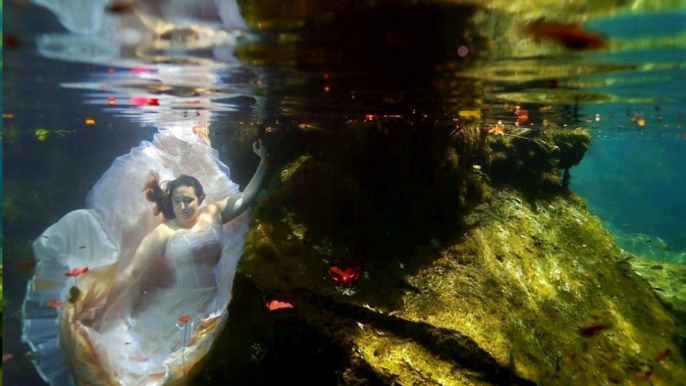 Der Mann dieser Frau stirbt kurz vor der Hochzeit. Sie ehrt ihn in ihrem Hochzeitskleid auf eine besondere Weise