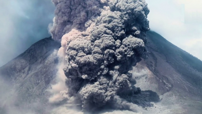 Sinabung : quand de gigantesques nuées ardentes dévalent les flancs du volcan indonésien