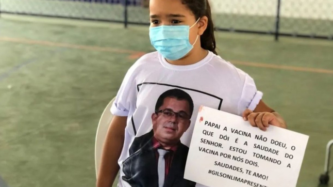 Na PB, ao tomar vacina, menina de 7 anos homenageia seu pai, ex-prefeito que morreu de covid em 2021