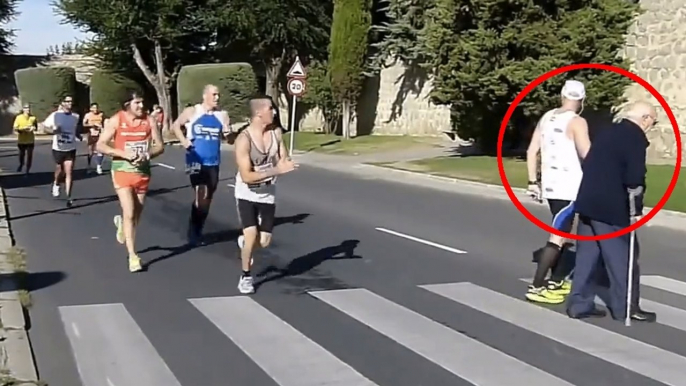 Un marathonien s'arrête en pleine course pour aider une personne âgée à traverser. Un geste admirable