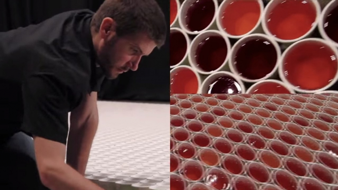 Cet artiste a créé quelque chose d'extraordinaire avec des verres d'eau. Vous n'allez pas en revenir