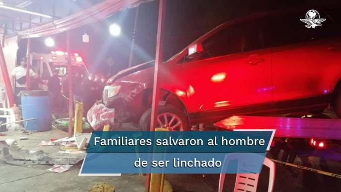 Conductor arrasa con mesas, sillas y hasta la parrilla al chocar contra taquería en Ecatepec