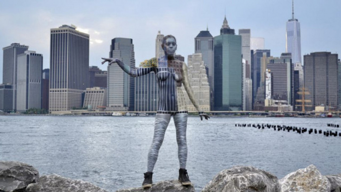 Une artiste fait disparaître des gens dans le décor de New York grâce au body painting. Une véritable prouesse !