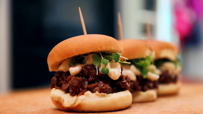 Super Sloppy Mac 'n Joe Sliders Are the Perfect Idea for a Super Bowl Party