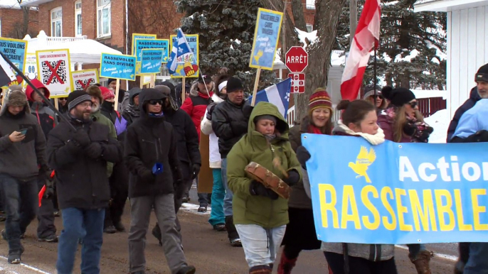 Une centaine de personnes manifestent à Rivière-du-Loup