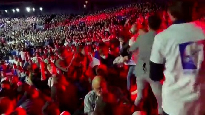 Pas vu à la télé - Meeting de Valérie Pécresse : Des militantes identitaires féministes sorties par la sécurité alors qu'elles scandent "Pécresse Traîtresse" dans la salle du Zénith