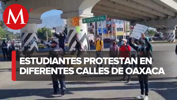 Normalistas realizan protestas “Relámpago” en Oaxaca