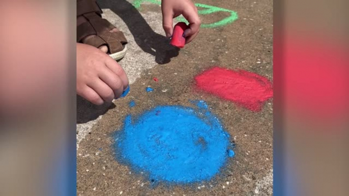 Kids Write Positive Chalk Messages On Sidewalk For Elderly Passerby | Happily TV