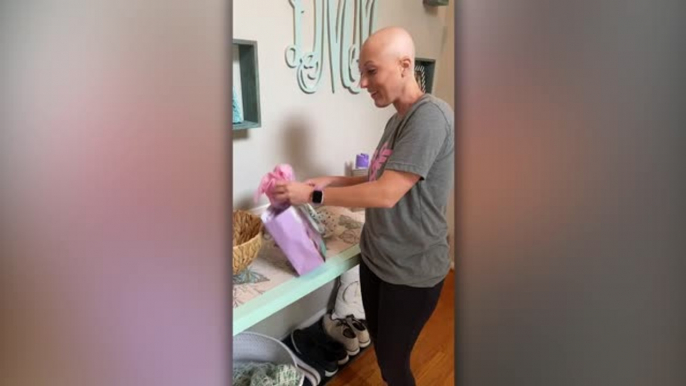 Mom With Cancer Surprised With Wig From Friends' Hair | Happily TV