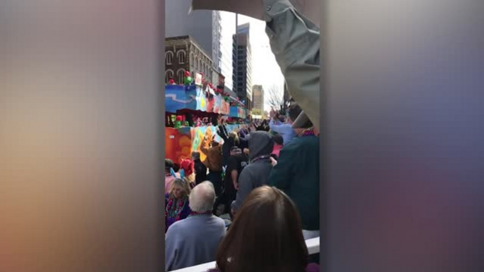 Boyfriend Proposes With Help of Float At Mardi Gras | Happily TV