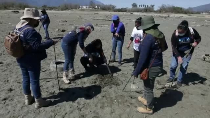 Buscan a sus familiares asesinados en el fondo de una presa de México