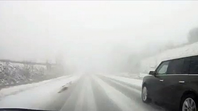 Ce conducteur réussit l'impossible et évite le pire sur une route enneigée... très bon reflexe