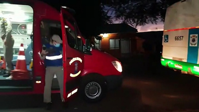 Passageira do transporte coletivo é socorrida pelo Siate após ônibus colidir com carro no Bairro XIV de Novembro