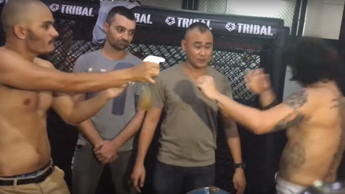 URCC : Kiko Matos asperge Baron Geisler avec son urine lors de la pesée