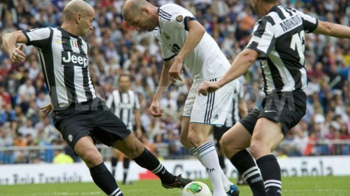 Découvrez les meilleurs dribbles de Zinedine Zidane lors de la rencontre Real Madrid légendes - Juventus