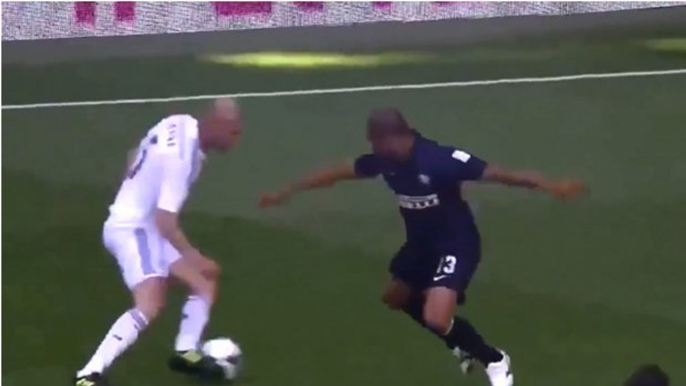 Zinedine Zidane : Ses dribbles incroyables lors de Real Madrid légendes - Inter Milan