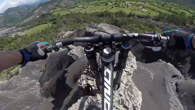 Avec son VTT, ce rider réalise une descente des Alpes qui donne le vertige !