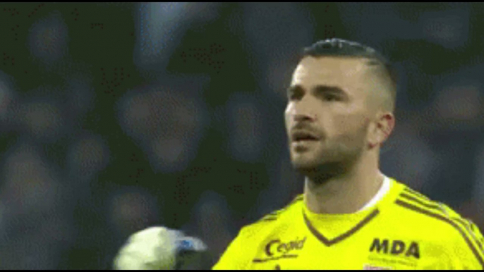 PSG-OL : le gardien Anthony Lopes moqué pour ses roulades