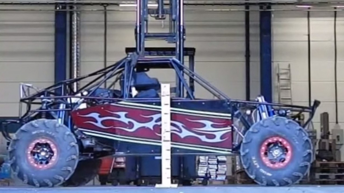 Ils laissent tomber un buggy de 4,5 mètres de hauteur, le résultat est impressionnant