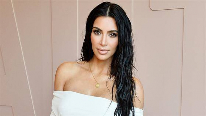 Kim Kardashian : sa cambrure canon dans une robe très dénudée