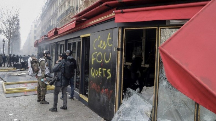 Gilets jaunes : des magasins des Champs-Élysées pillés pendant l'Acte 18