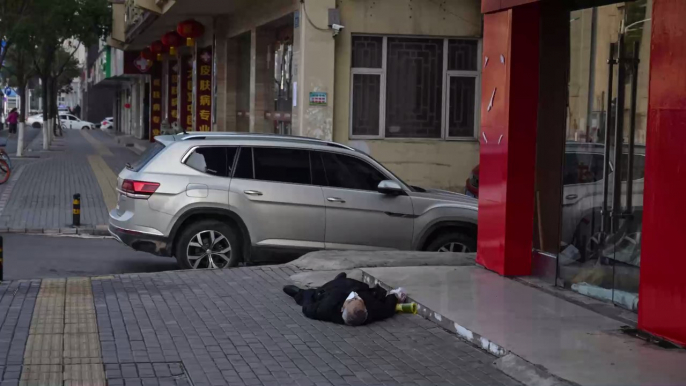 Coronavirus : un Chinois mort et allongé sur le trottoir à Wuhan devient le symbole de l'épidémie