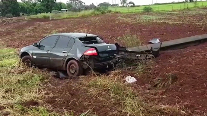 Após sair da pista, carro bate contra poste e derruba estrutura às margens da BR-467