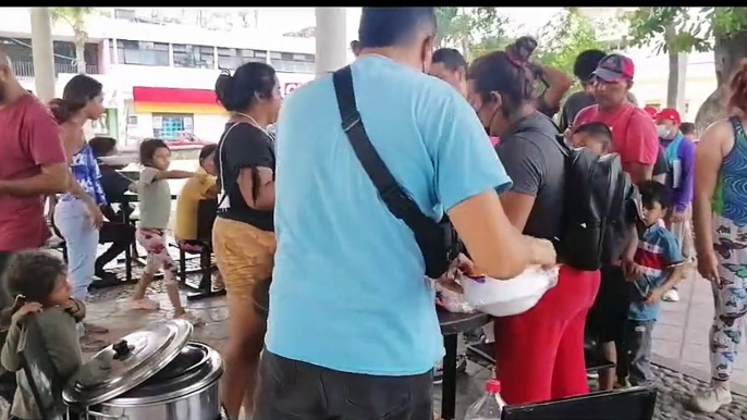 #migrantes de la #caravana #migrante de #honduras y #haiti reciben #ayuda #comida #alimento en la #frontera #tapachula #chiapas #migracion #inm #comar