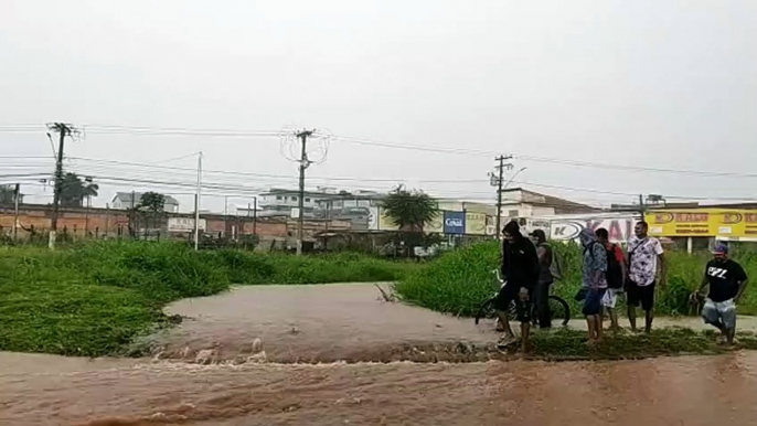 No Entorno do DF, passageiros aguardam ônibus em cima de bancos após forte chuva