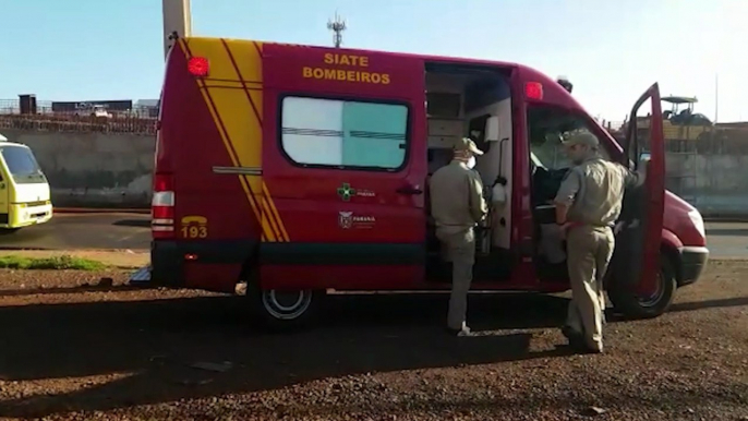 Homem sofre queda de bicicleta no Trevo Cataratas e é socorrido pelo Siate