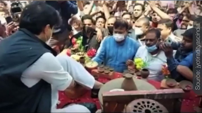 Gwalior : Union Minister Scindia Held Chalk Made Earthen Pots