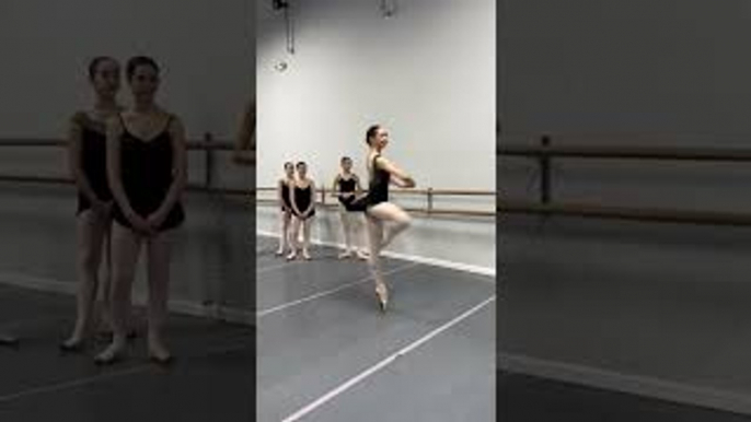 Ballerina Effortlessly Turns en Pointe