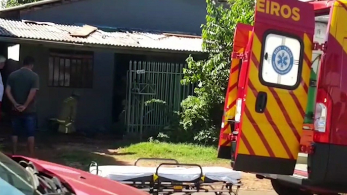 Homem cai de telhado de residência no Bairro Claudete e precisa ser socorrido pelo Corpo de Bombeiros