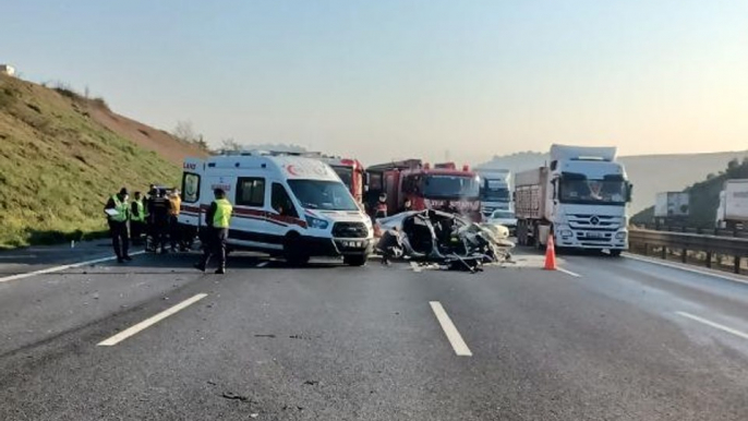 ÇEKMEKÖY'DE OTOMOBİLLE KAMYON ÇARPIŞTI; 1 ÖLÜ, 1 YARALI