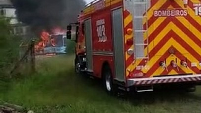 Dois ônibus pegam fogo em Balneário Camboriú e céu é tomado pela fumaça em imagens