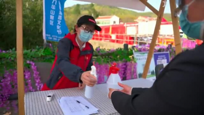 Los jardines de China se llenan de turistas con la llegada de la primavera coincidiendo con el Qingming