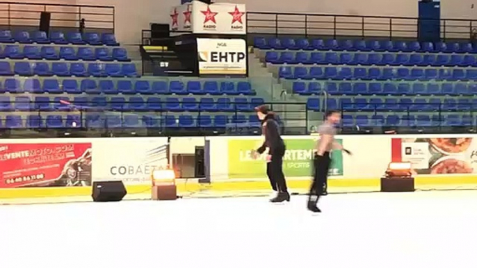 Performance de Kevin Aymoz, champion de France de patinage artistique, à la patinoire de Tours le 7 avril 2022.