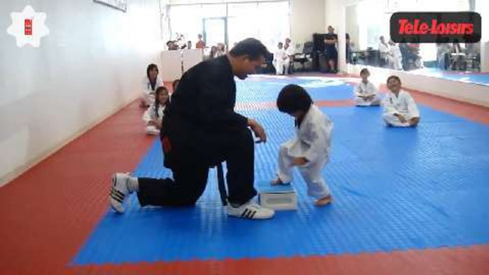 Cet enfant va essayer de briser une planche... mais ça ne va pas se passer comme prévu !