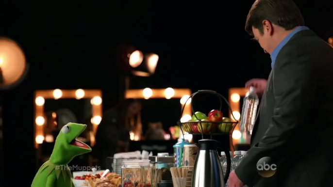 The Muppets - TEASER VO "Nathan Fillion interroge Kermit à propos de Miss Piggy"