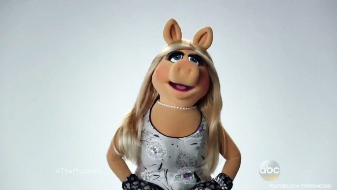 The Muppets - TEASER VO "Eden Sher gâche la séance photo de Miss Piggy"