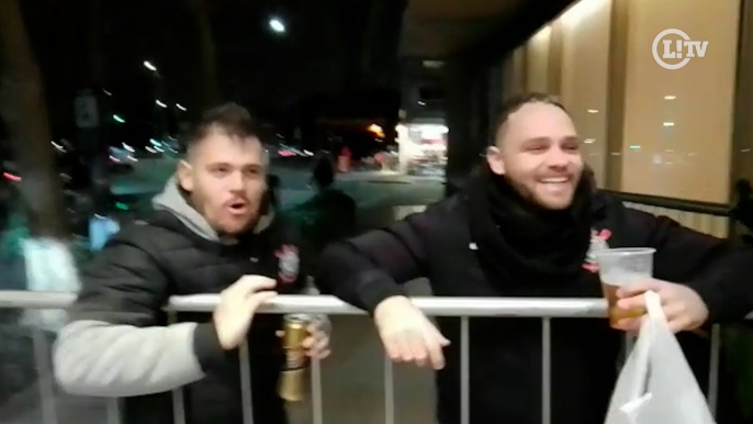 Torcedores do Corinthians aguardam o time no hotel e brincam com seguranças argentinos