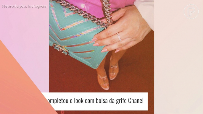 Saia de vinil + maquiagem colorida: Larissa Manoela combina rosa e branco em look. Aos detalhes!