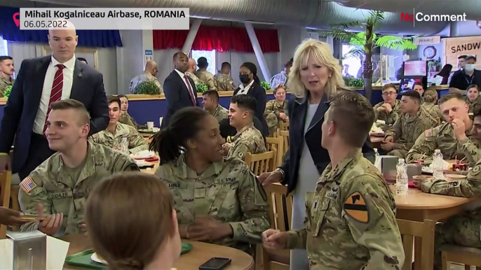 Jill Biden auf Truppenbesuch: Applaus für die First Lady und die Ketchup-Flasche