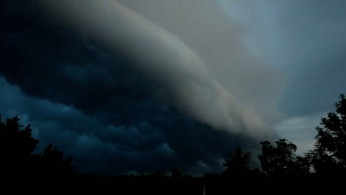 Ominous shelf cloud hovers over Missouri