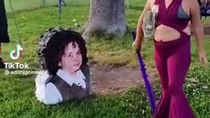 Niña vestida de Selena golpea piñata de Yolanda Saldívar en su cumpleaños